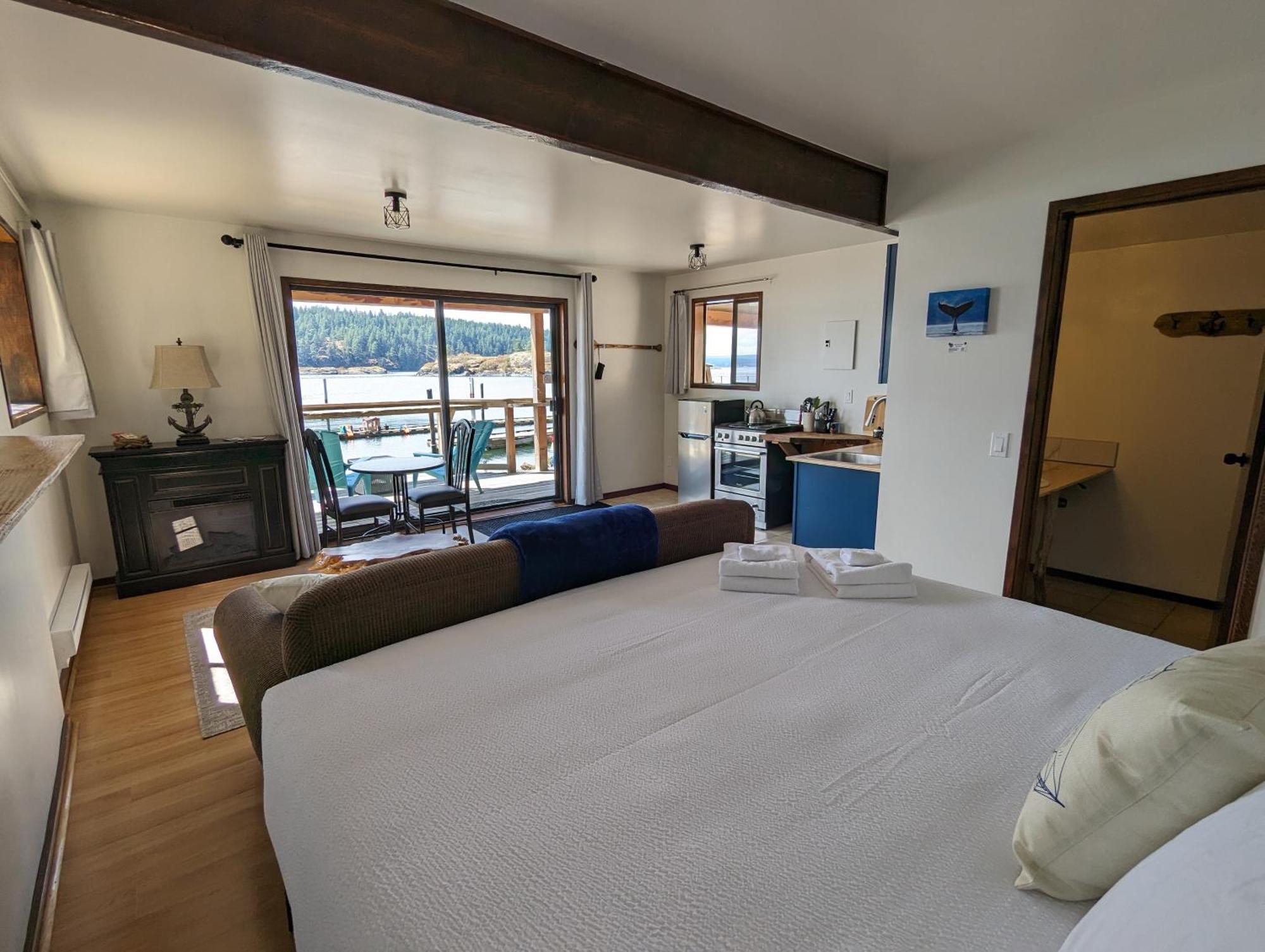 Jade Resort-Oceanfront Suites In Gowlland Harbour Heriot Bay Bagian luar foto